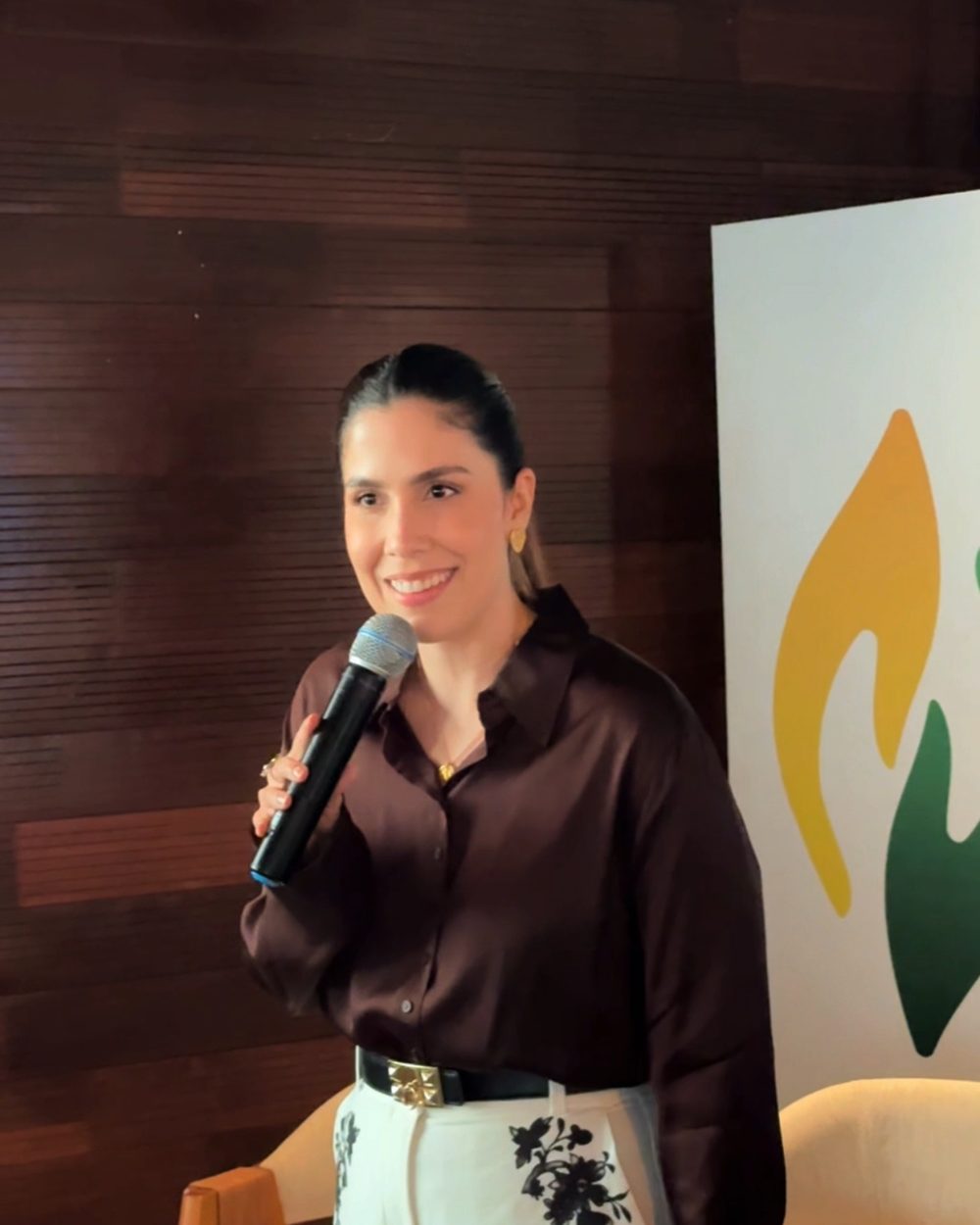 Luenna falando em evento da AJE Piauí