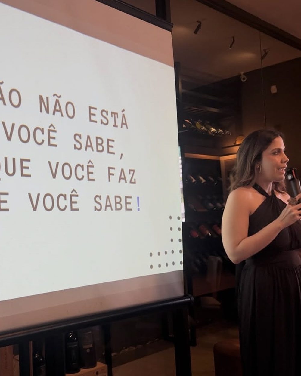 Luenna em conversa durante encontro fechado de empresárias