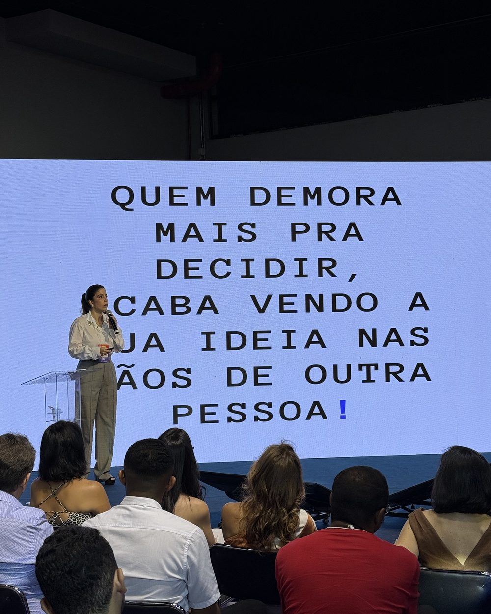 Luenna no palco com a plateia à frente